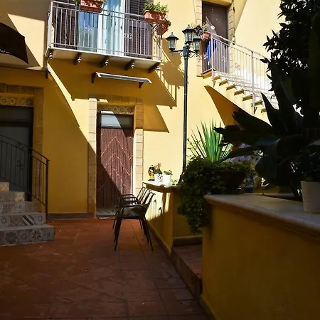 ベッド・アンド・ブレックファスト Il Melograno Antico Con Terrazza E Giardino 2*