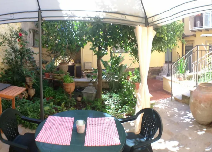 Bed and Breakfast Il Melograno Antico Con Terrazza E Giardino 3*