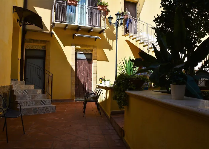 Bed & Breakfast Il Melograno Antico Con Terrazza E Giardino 3*