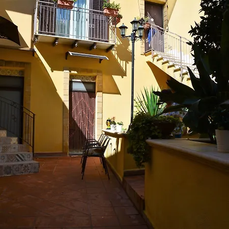 Bed & Breakfast Il Melograno Antico Con Terrazza E Giardino 3*