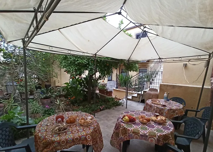Frühstückspension Il Melograno Antico Con Terrazza E Giardino 3*