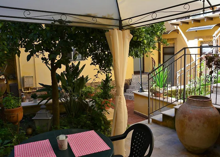Il Melograno Antico Con Terrazza E Giardino Couette-café 3*